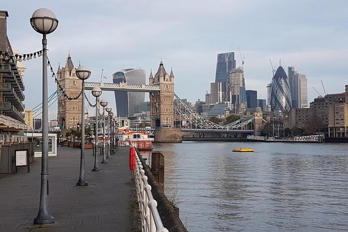 pohled na londýnskou City a Tower Bridge