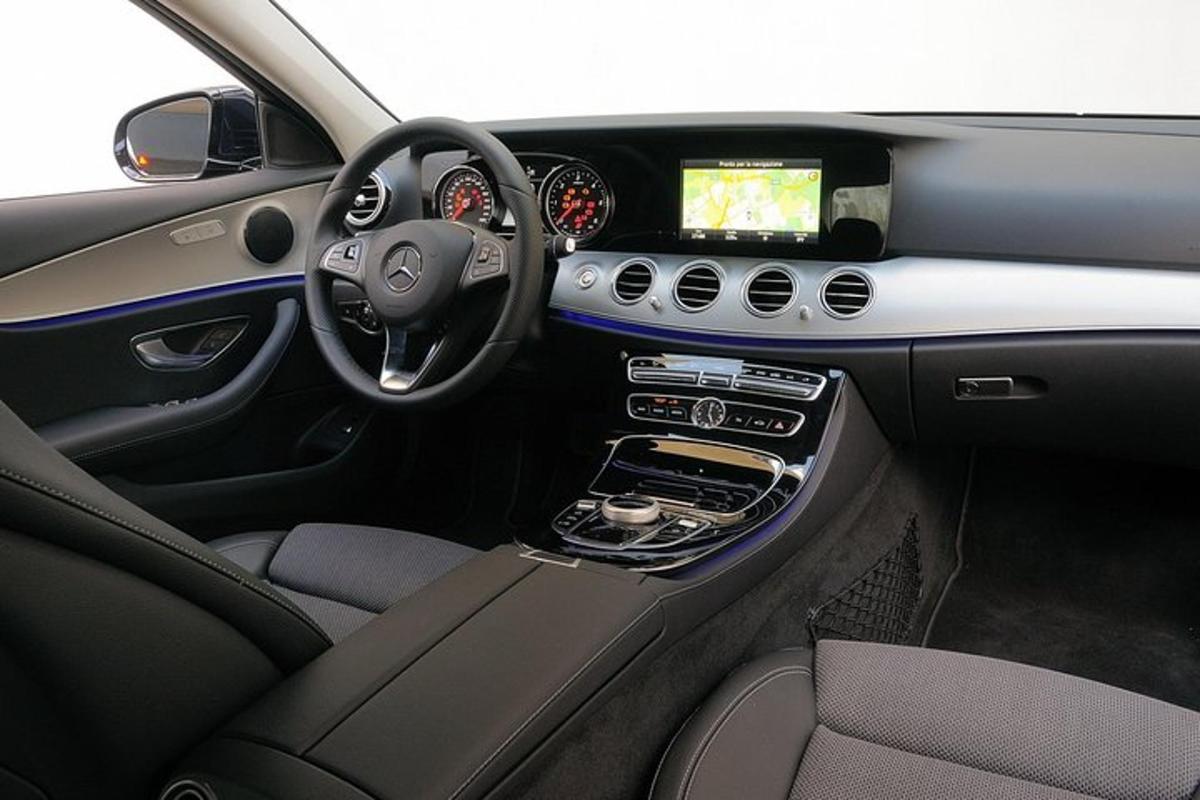 pohled na kokpit vozu Acedes Benz