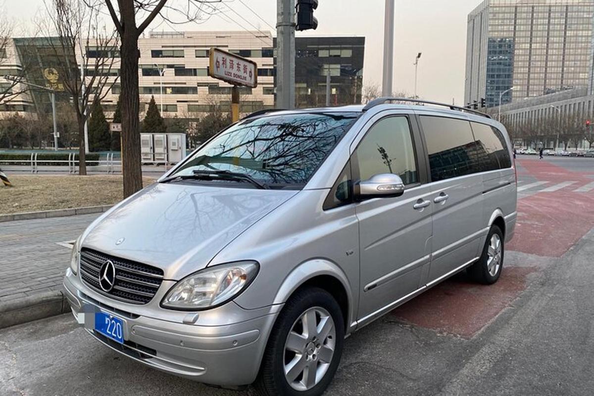 Una camioneta plateada estacionada al costado de una calle