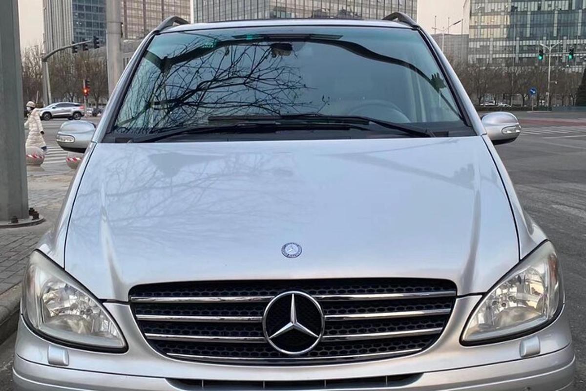 dodávka Mercedes Benz zaparkovaná na parkovišti