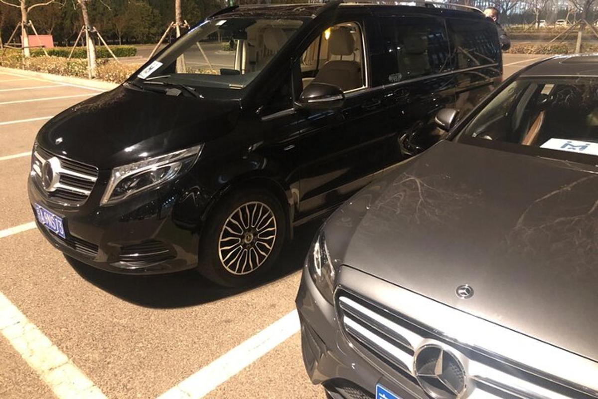 černé SUV a černé auto zaparkované na parkovišti