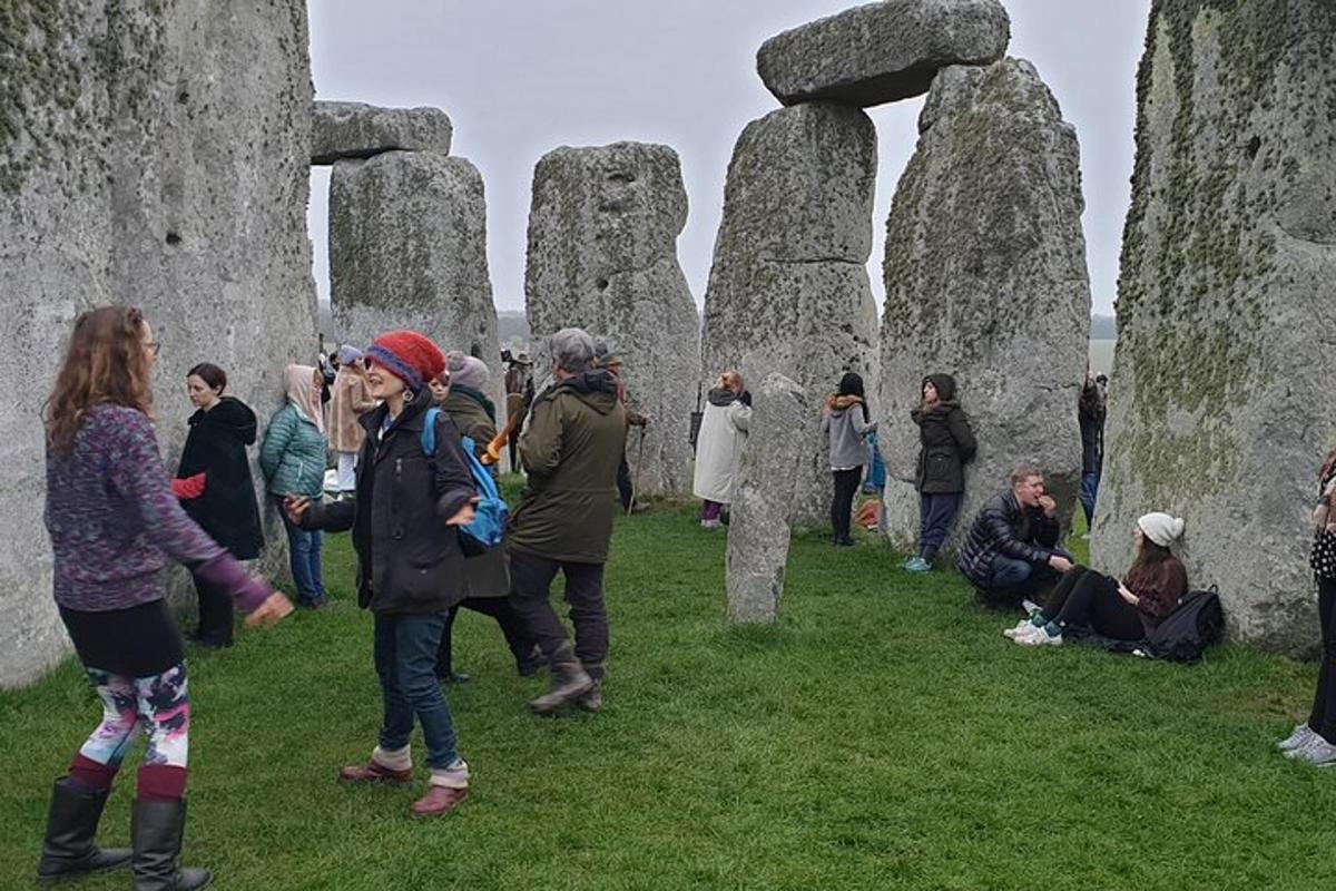 Skupina lidí stojící před Stonehenge