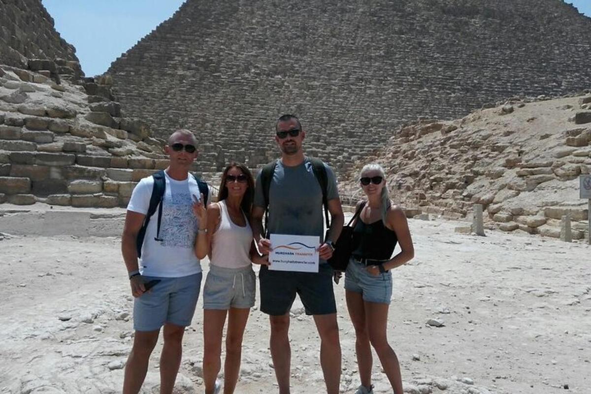skupina lidí stojící před pyramidou