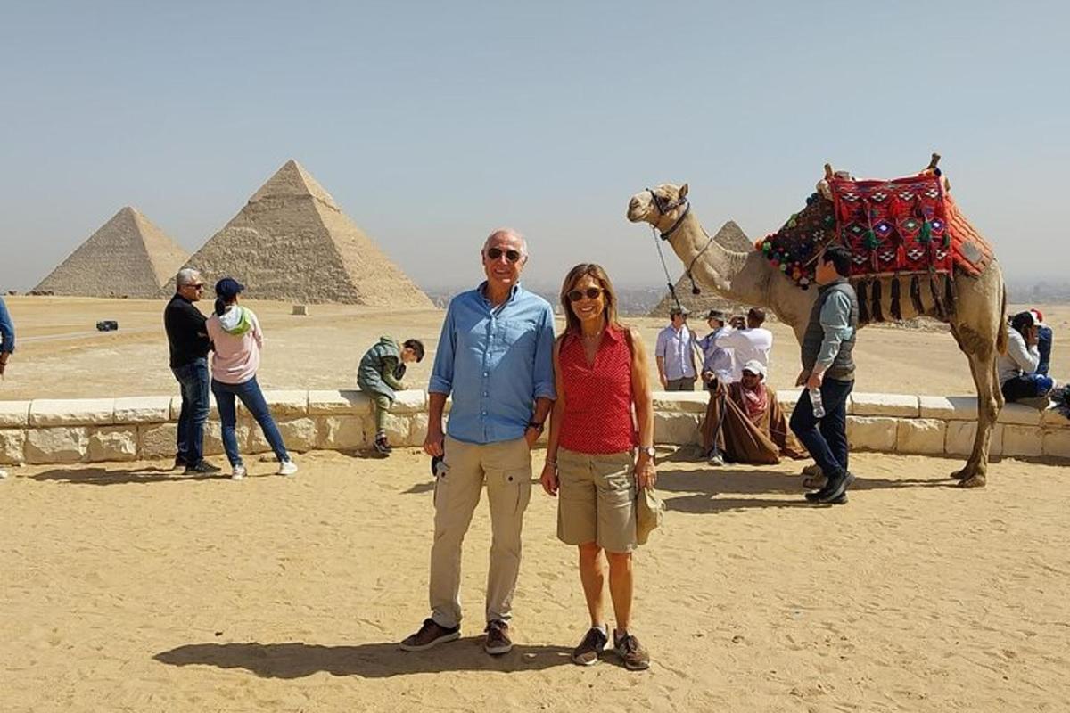 muž a žena stojící před pyramidami