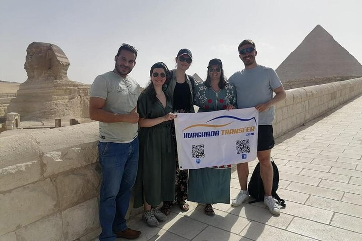 een groep mensen die een bord vasthouden voor de piramide