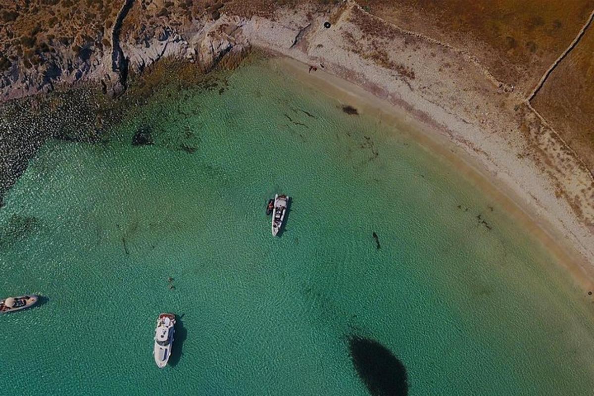 Αεροφωτογραφία δύο σκαφών στο νερό