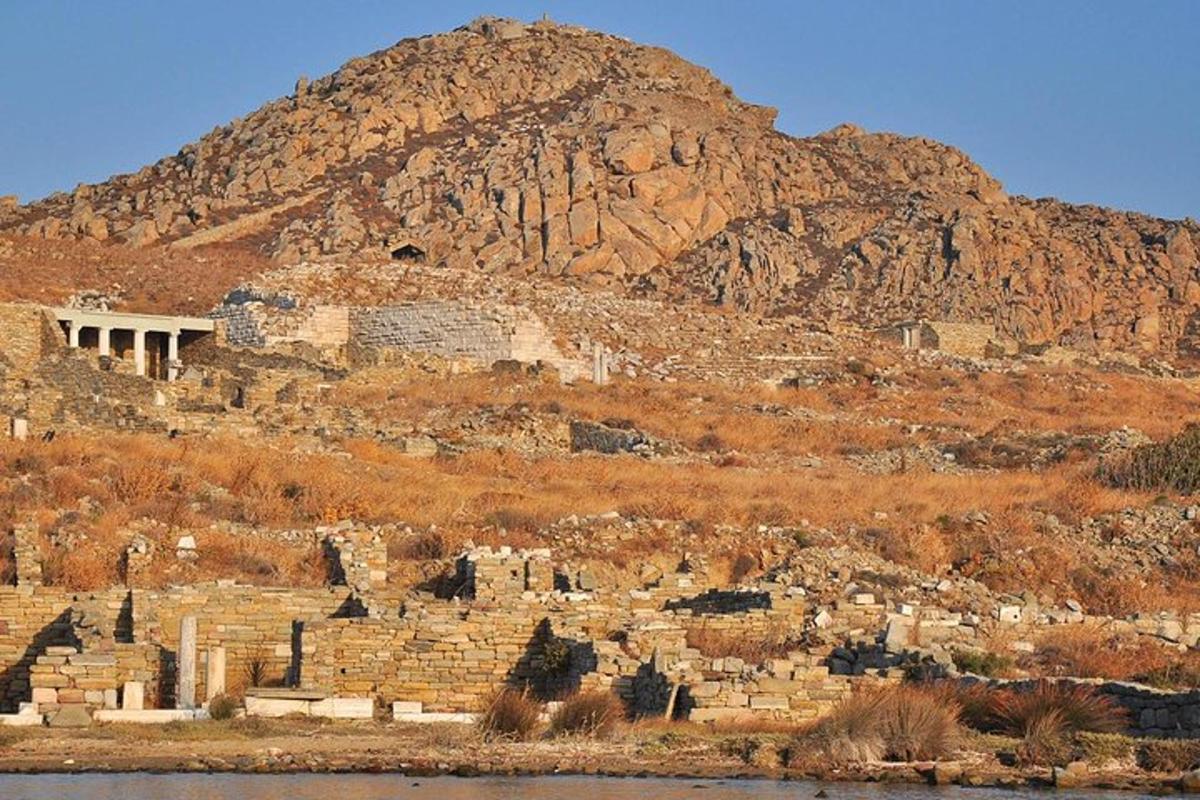 ένα βουνό μπροστά από έναν λόφο με μια πόλη