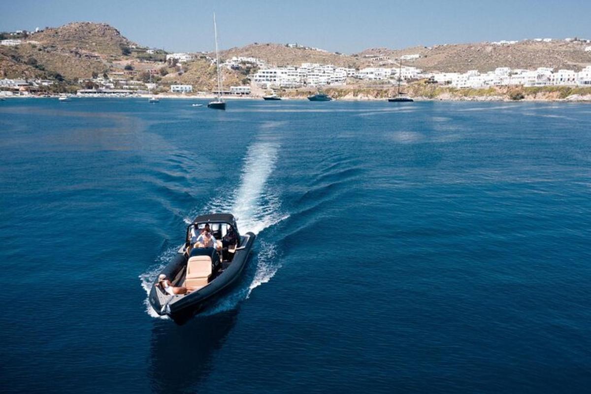 μια ομάδα ανθρώπων σε μια βάρκα στο νερό