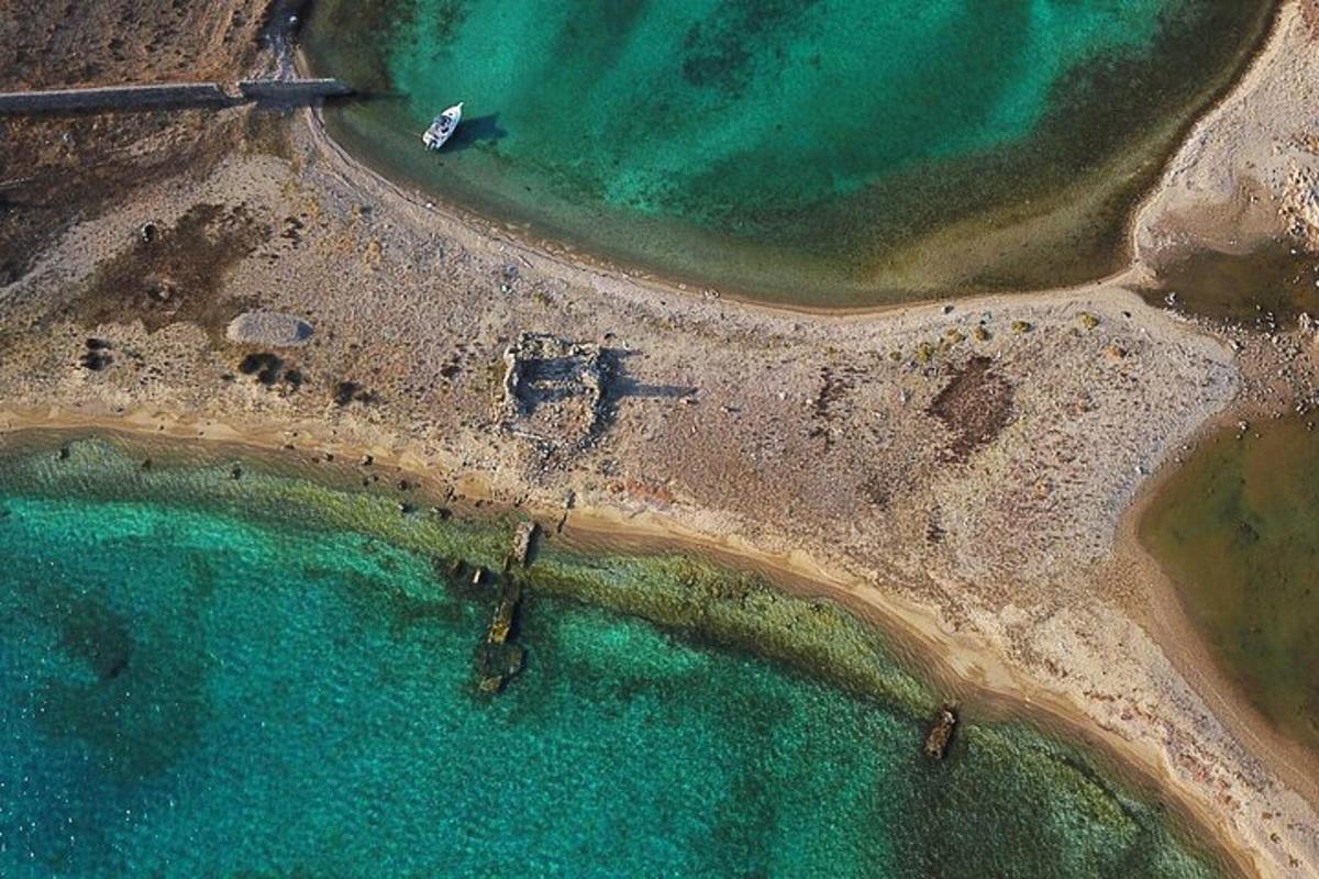 een luchtfoto van een strand met wat water