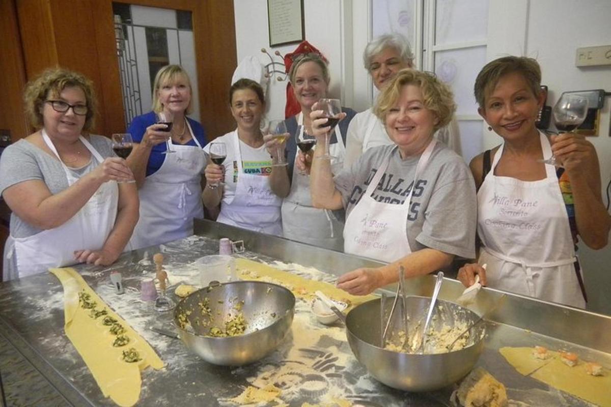 un gruppo di donne in cucina che preparano il cibo