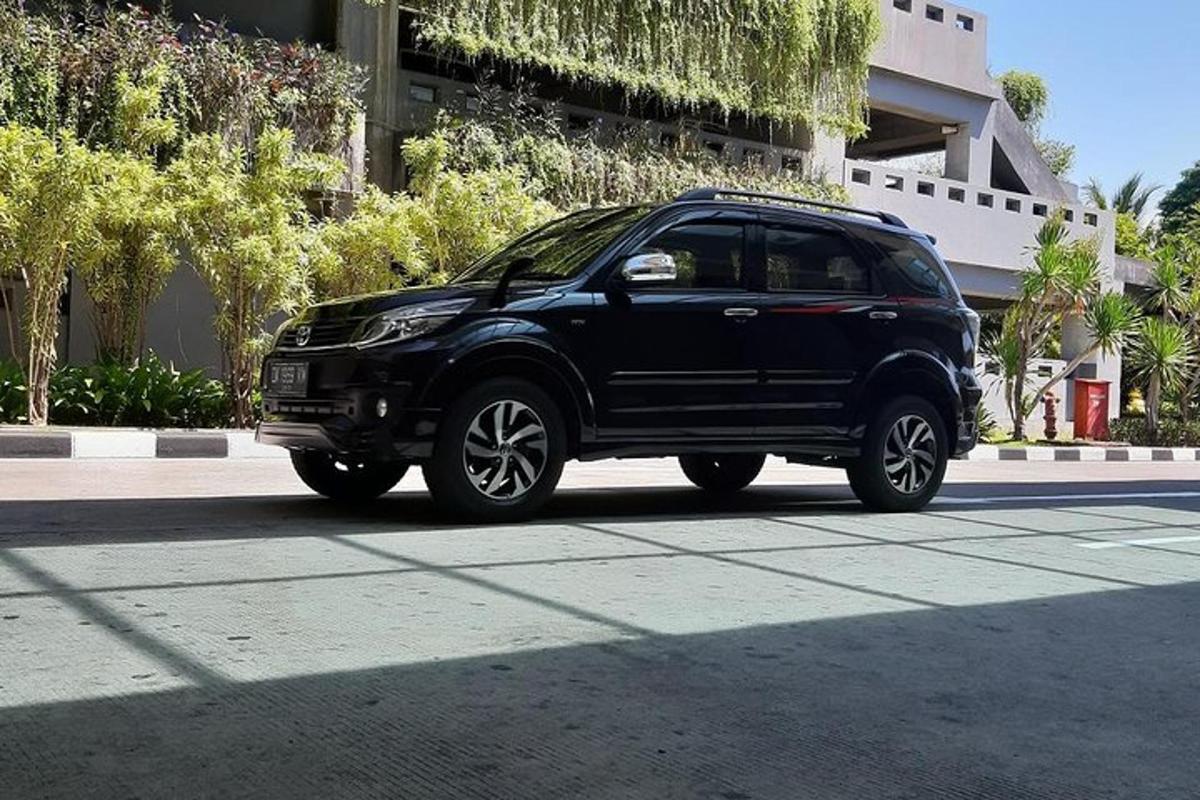 sebuah suv hitam diletakkan di tepi jalan