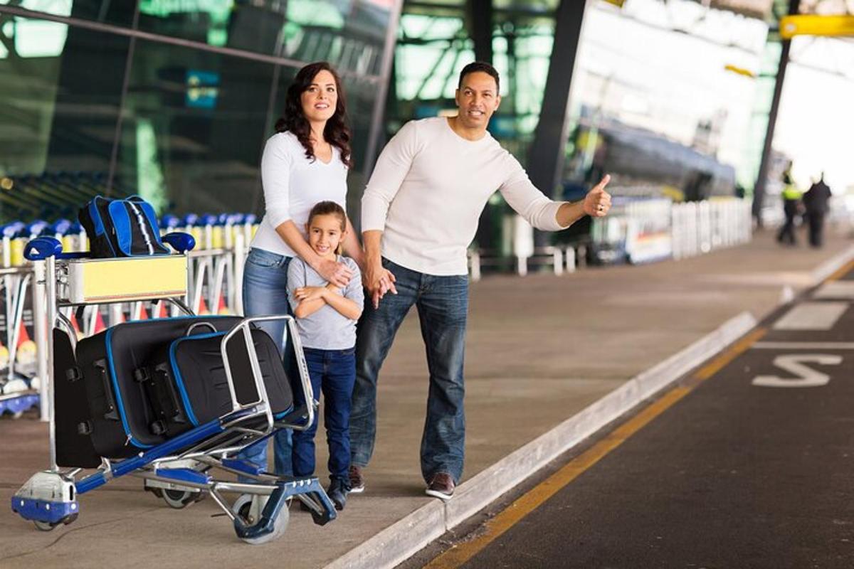 một người đàn ông và một người phụ nữ đang đi bộ với một đứa trẻ và một chiếc xe đẩy hành lý