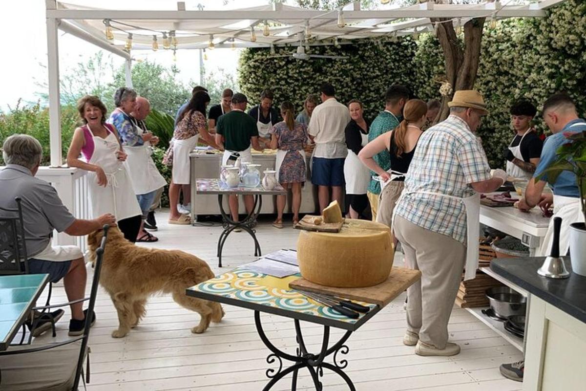 un gruppo di persone in piedi attorno a un tavolo con un cane