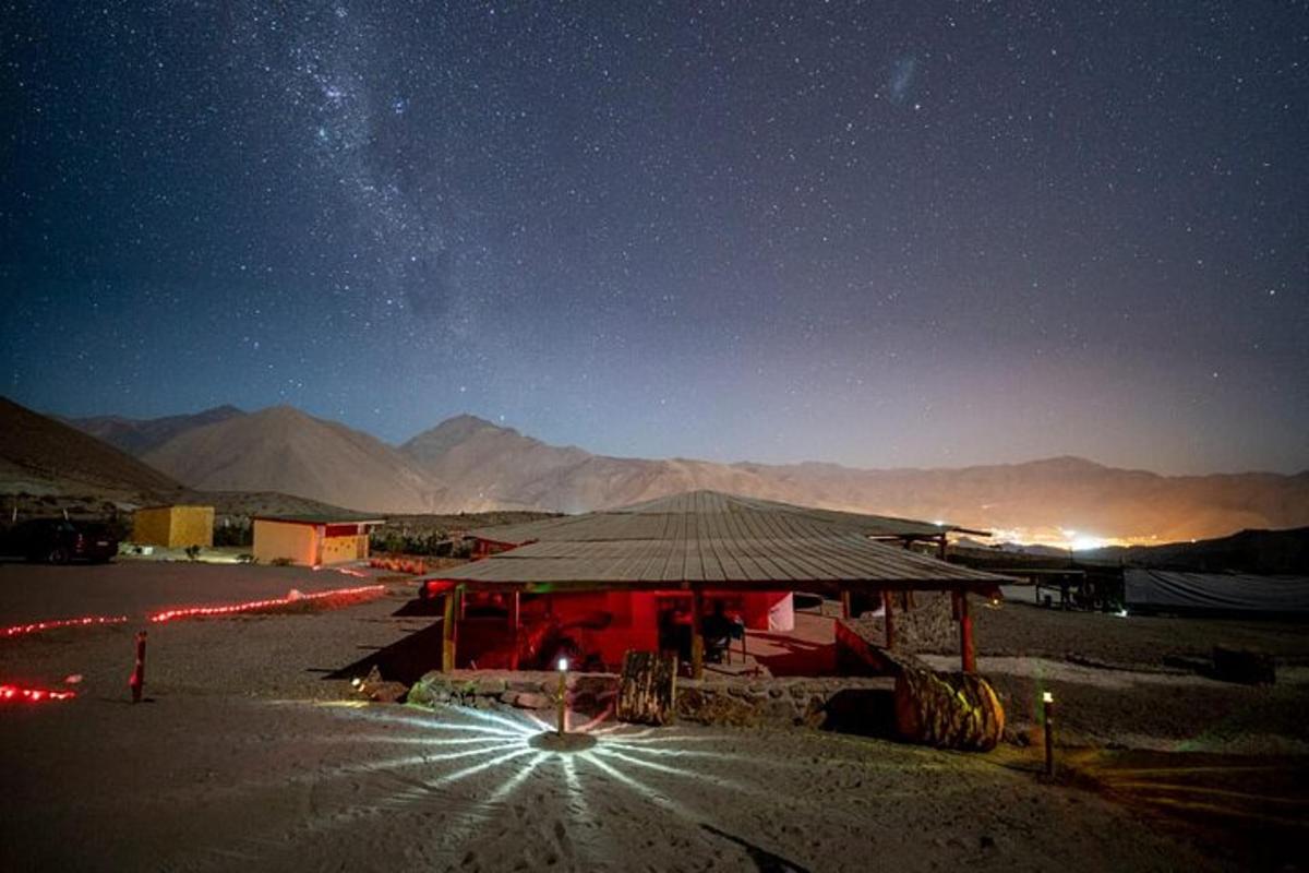una tenda al mig d'un desert a la nit