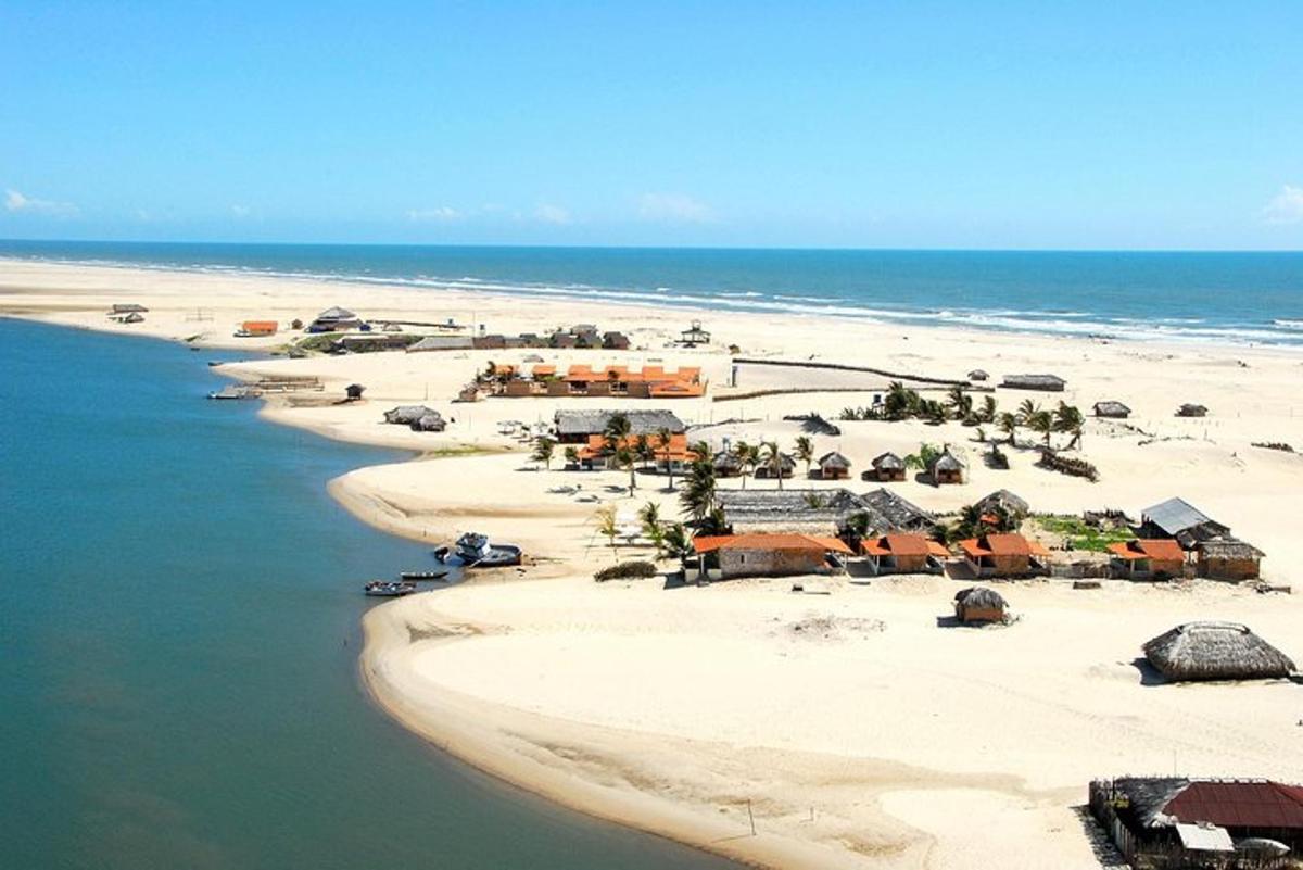 pláž se skupinou budov a oceánem
