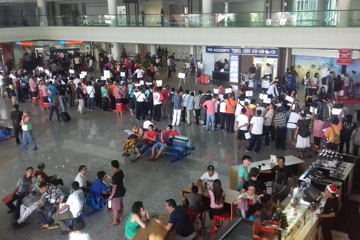 una multitud de gent dempeus en un centre comercial