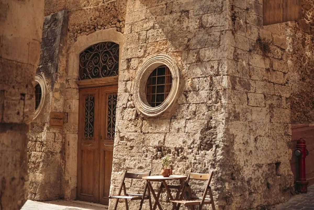 un tavolo e delle sedie davanti a un edificio con una porta