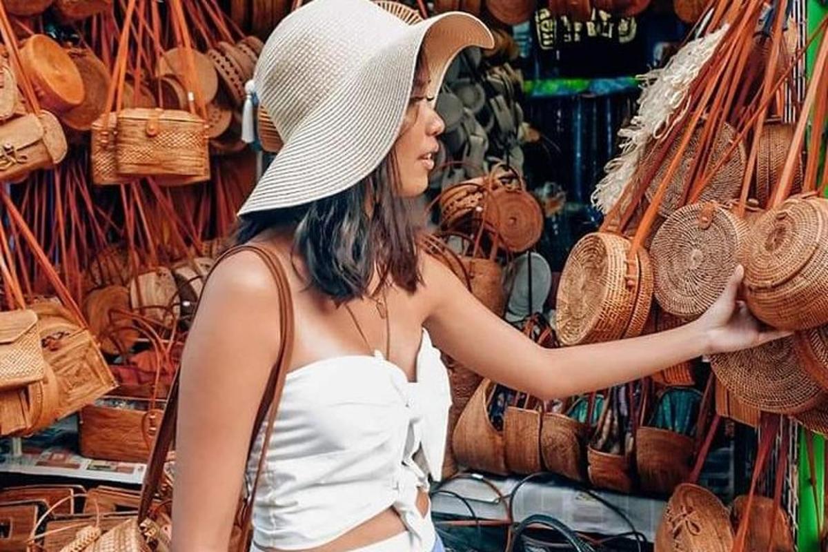 una donna che indossa un cappello bianco che guarda i cestini