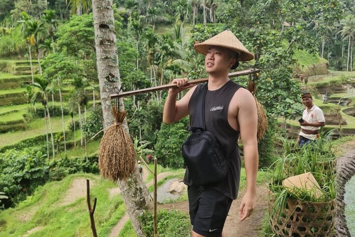 un uomo che indossa un cappello di paglia e porta un palo