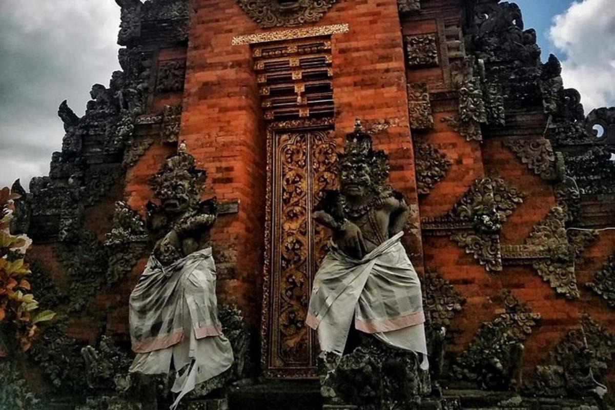 una statua di due donne in piedi davanti a un edificio