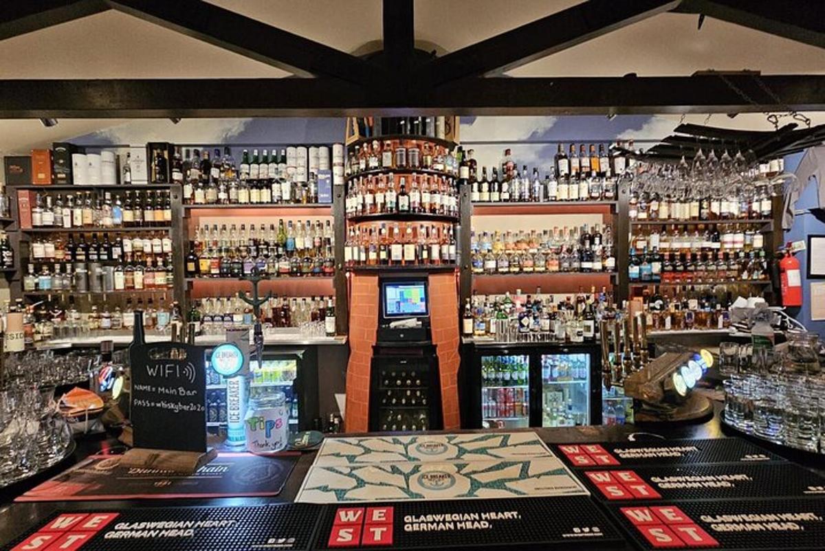 bar með fullt af áfengisflöskum