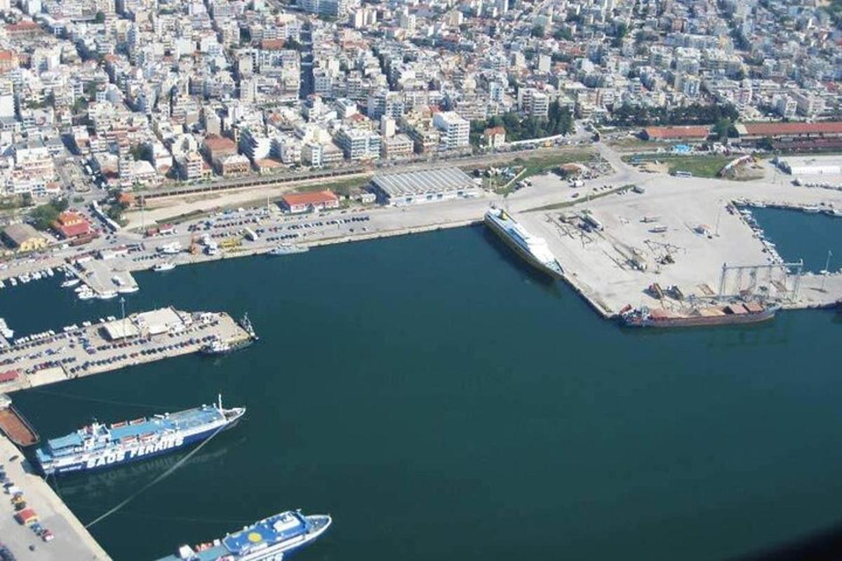 Μια εναέρια άποψη ενός λιμανιού με δύο βάρκες στο νερό