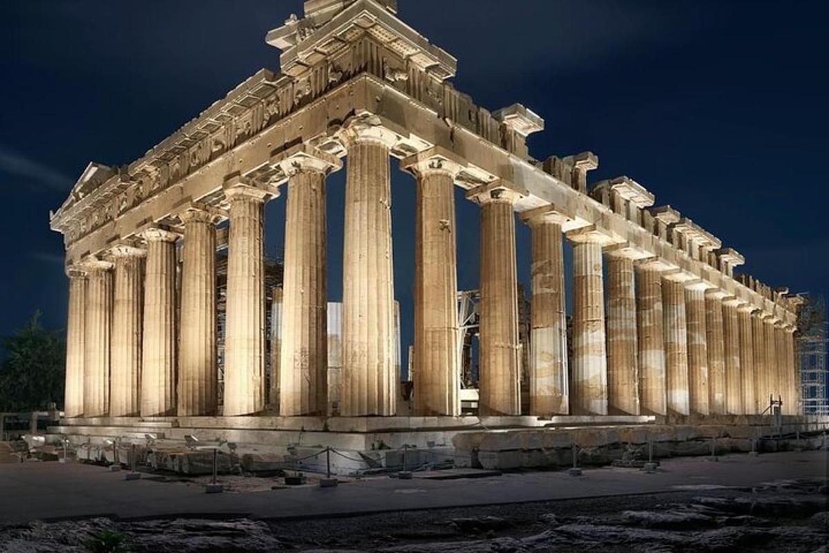ένα μεγάλο πέτρινο κτίριο με κίονες τη νύχτα