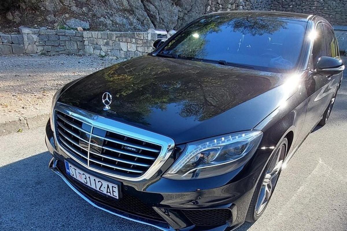 černé auto je zaparkované na silnici