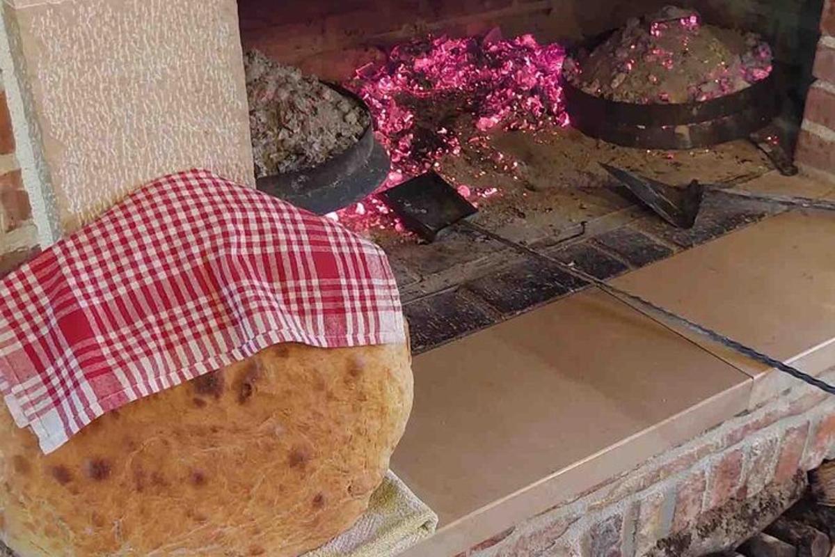 velký bochník chleba sedící v krbu