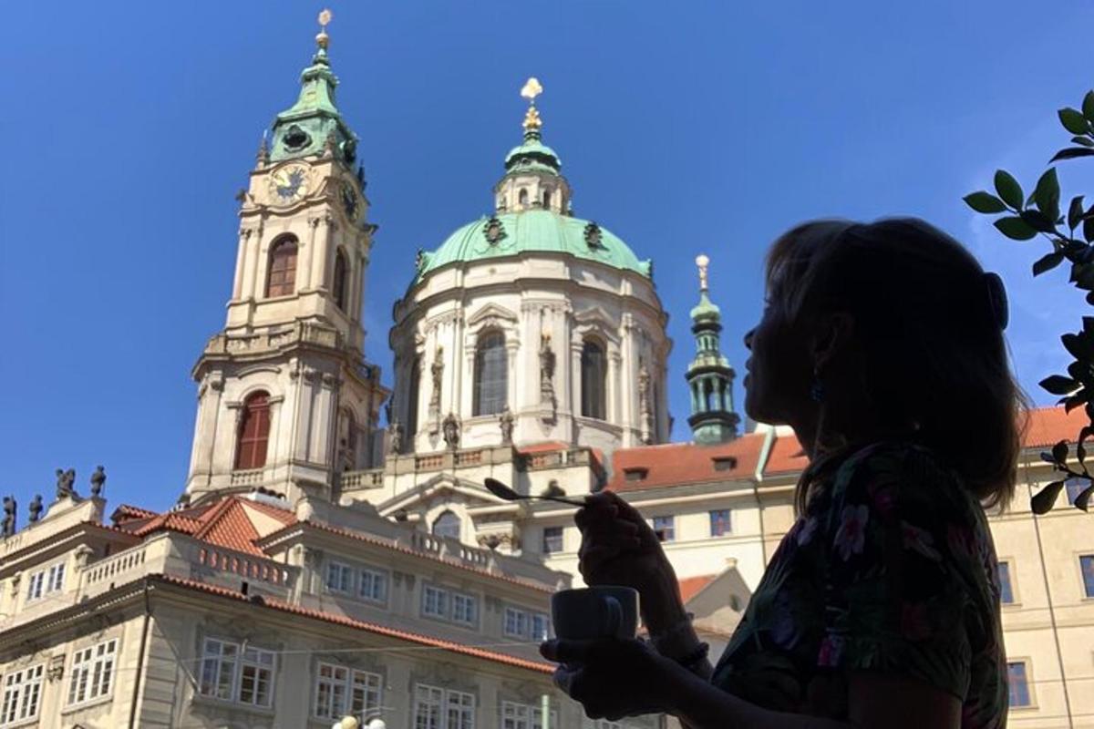una dona que sosté un telèfon mòbil davant d'un edifici