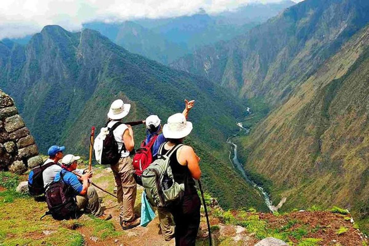 un grupo de personas de pie en la cima de una montaña