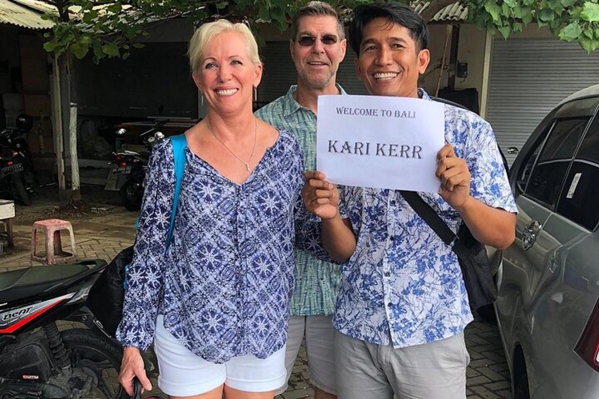 um homem e uma mulher segurando uma placa
