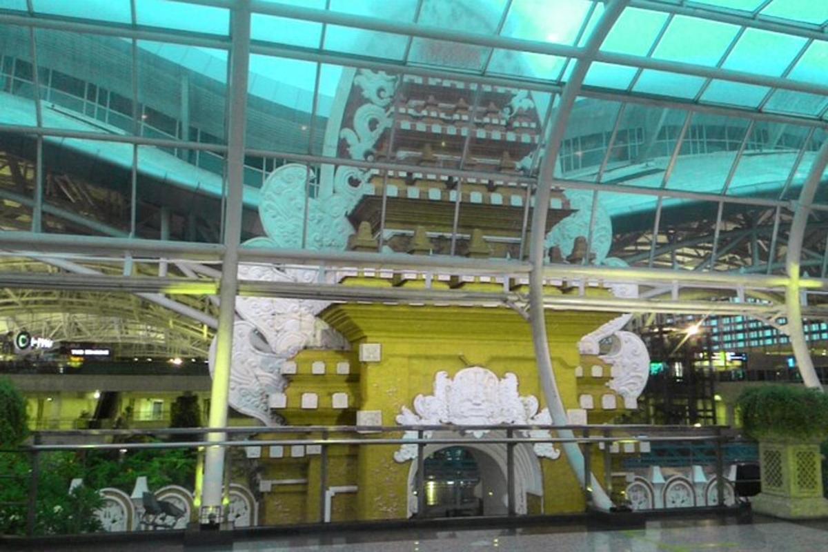 pemandangan bangunan dengan siling kaca yang besar