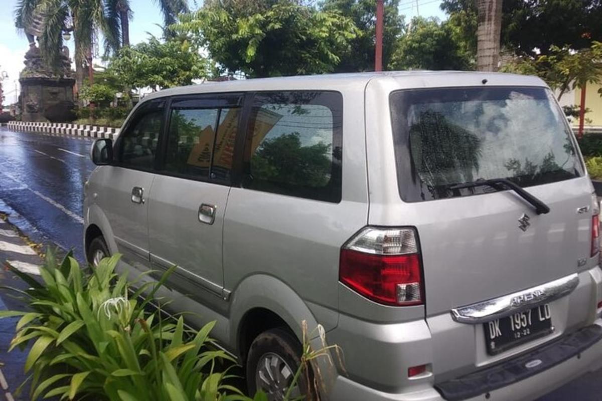 um carro branco estacionado na beira de uma rua