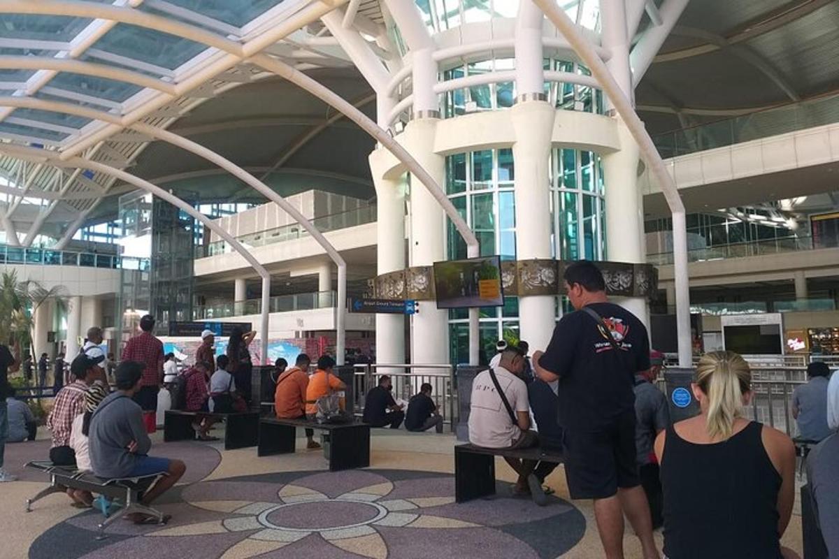 um grupo de pessoas em pé em um terminal de aeroporto