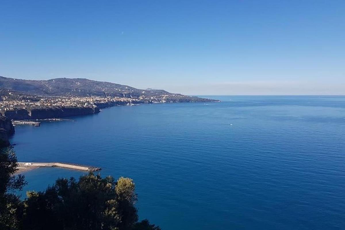 una vista aérea de un gran cuerpo de agua