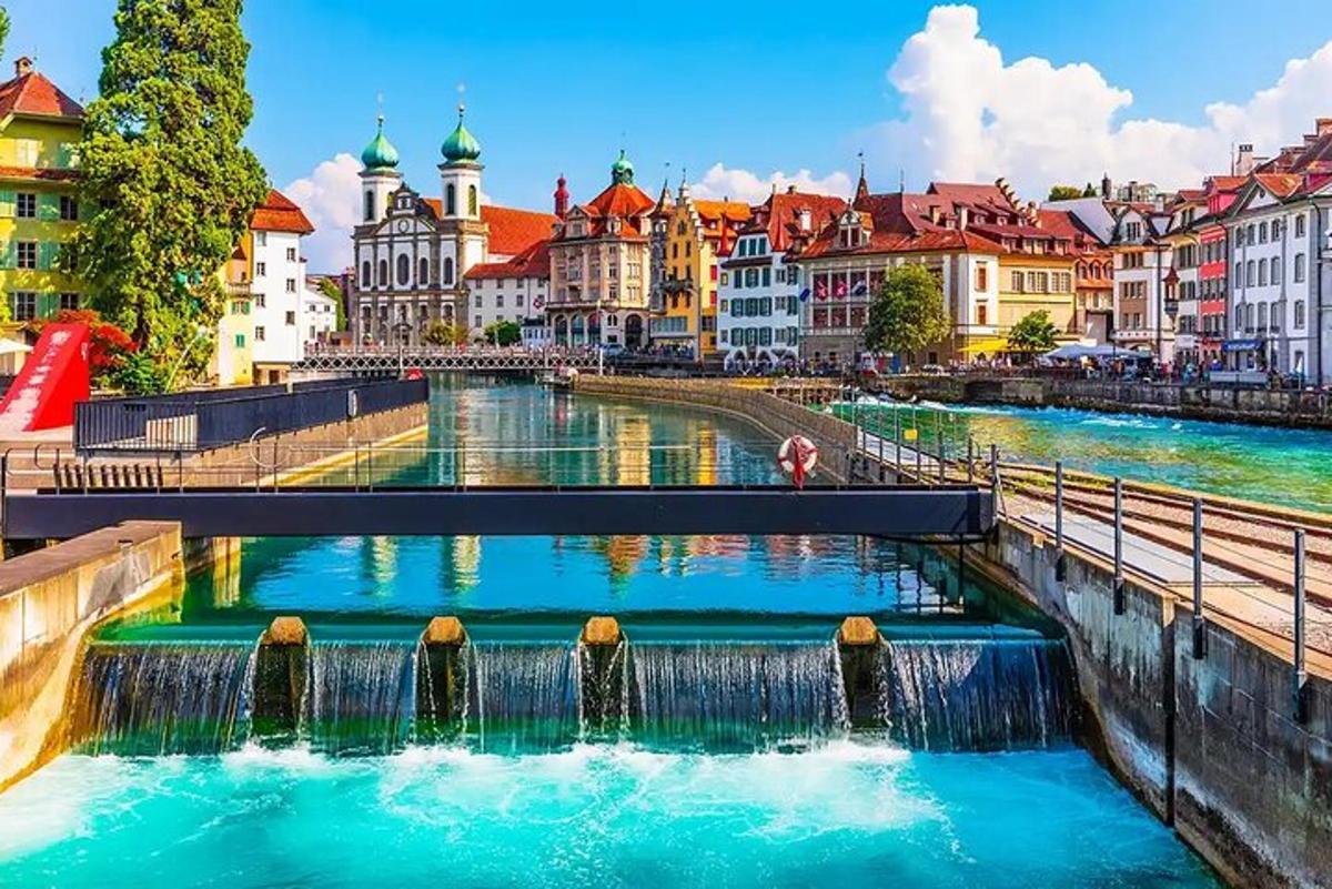Un río en una ciudad con un puente y edificios.
