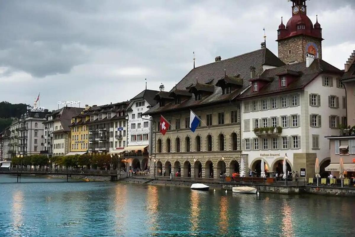 un grupo de edificios junto a un río