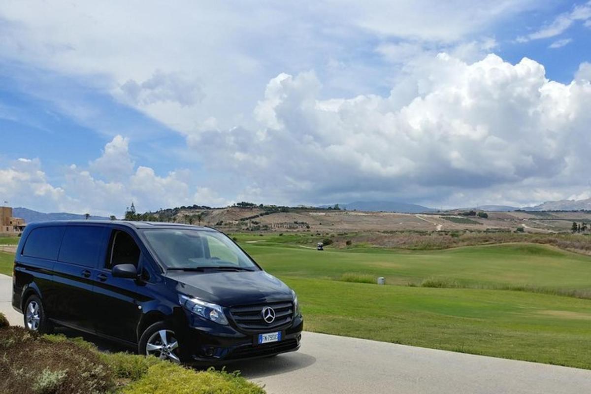 crni kombi parkiran pored golf terena