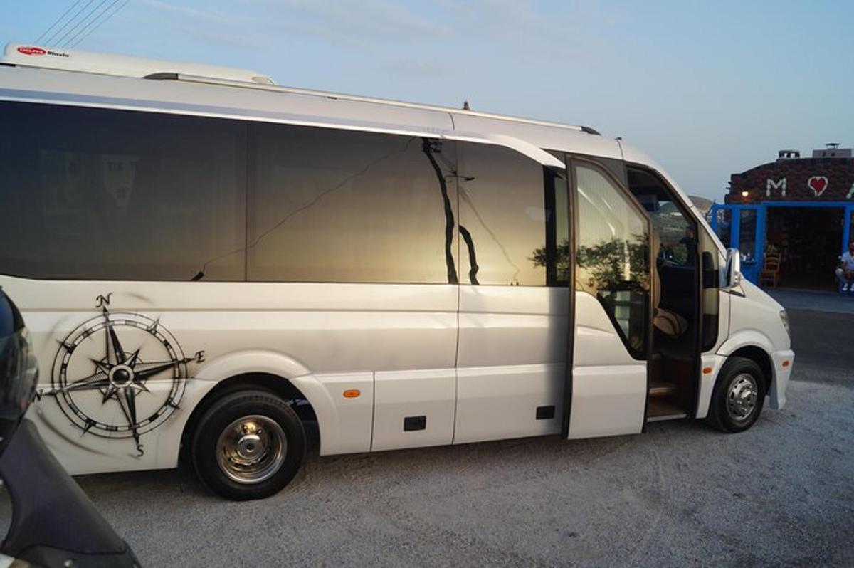 valge buss on pargitud parklasse