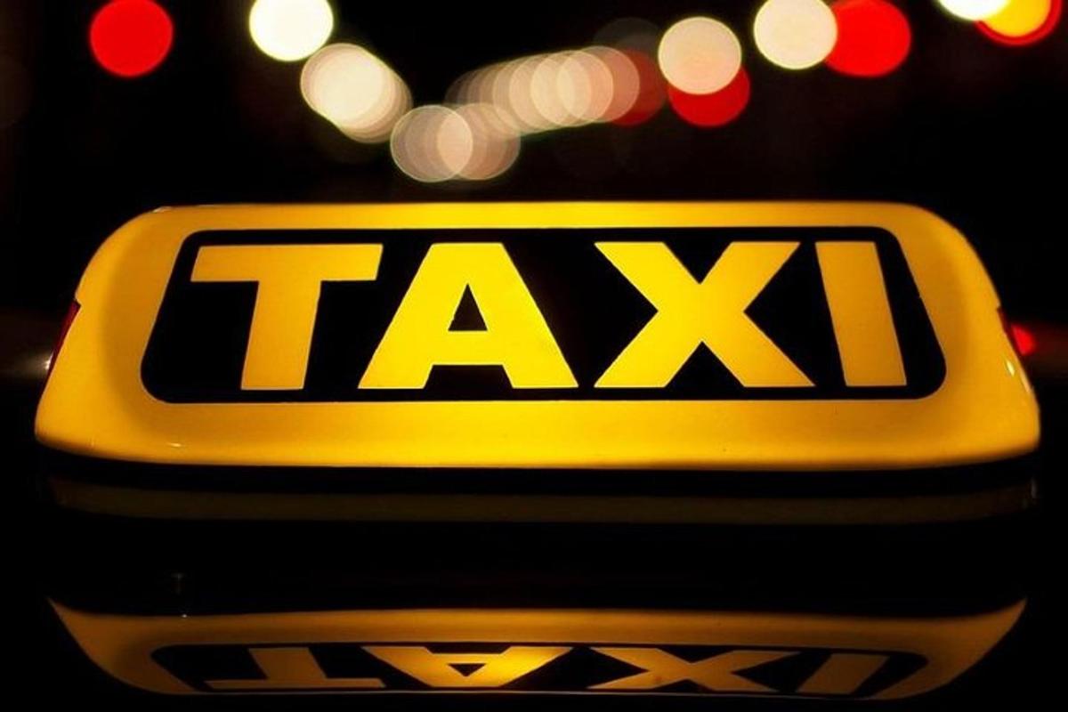 cedule taxi na boku auta