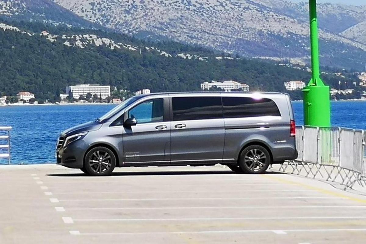 un furgone parcheggiato in un parcheggio vicino a uno specchio d'acqua