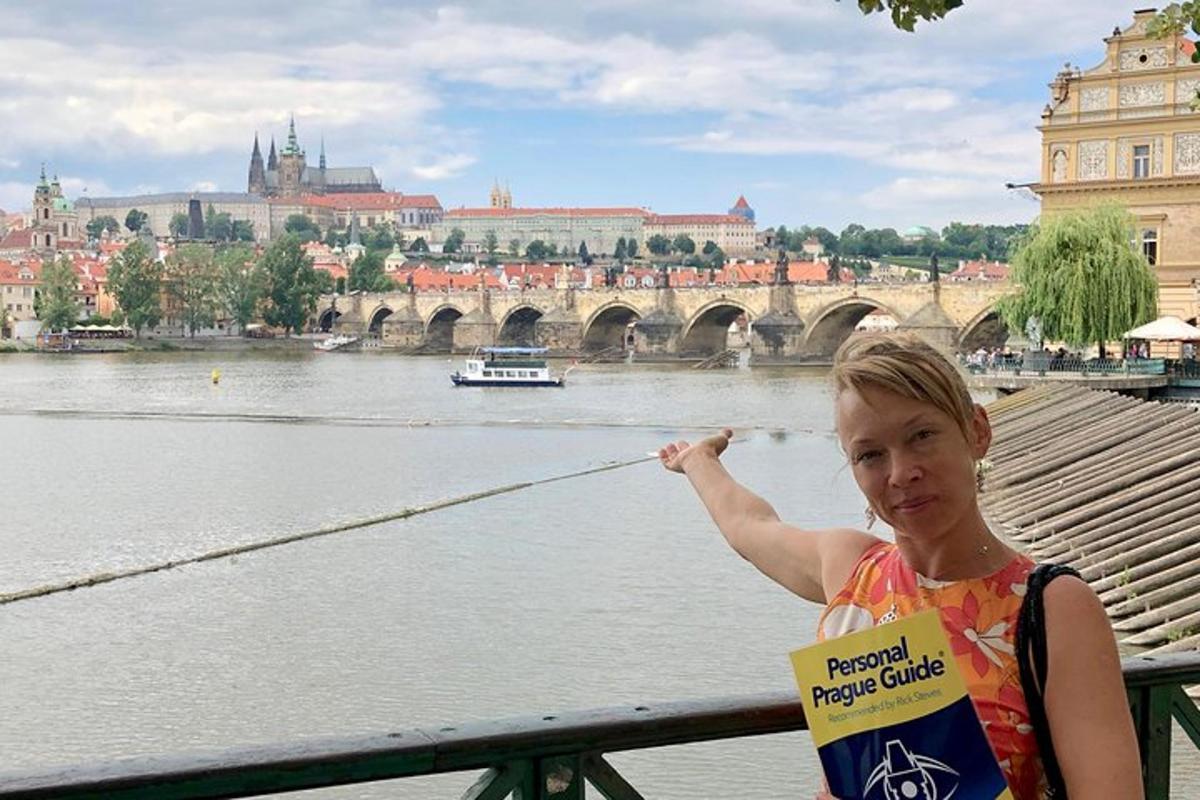 ein kleiner Junge hält eine Angelschnur vor einem Fluss