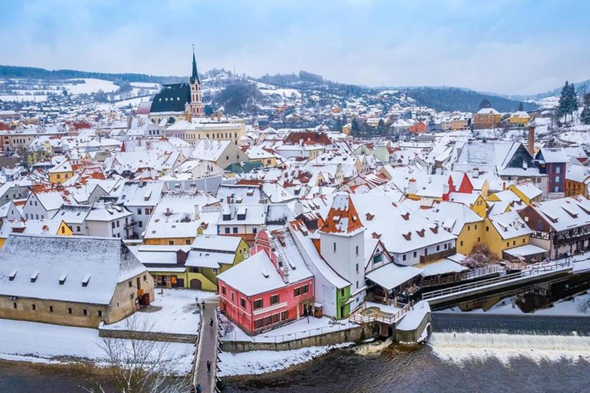egy hóval borított város egy kisvárossal