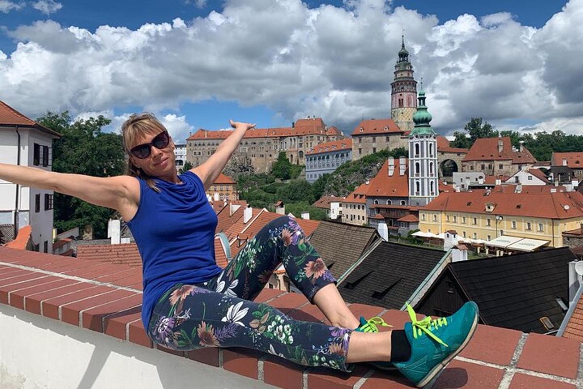 egy nő ül a tető párkányán
