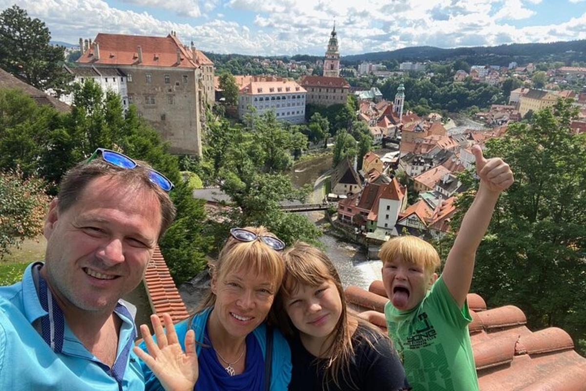 skupina ľudí stojacich na vrchole veže