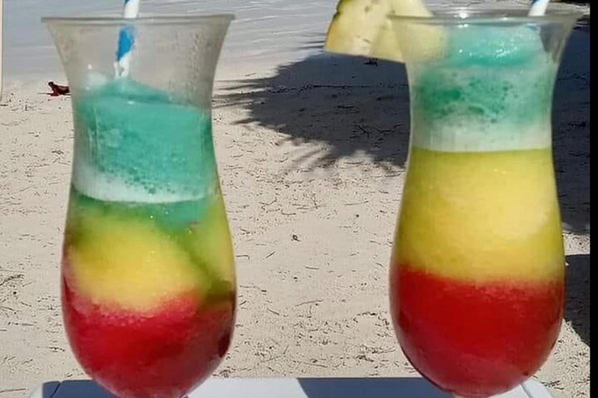 hai chiếc bình thủy tinh đặt trên bàn