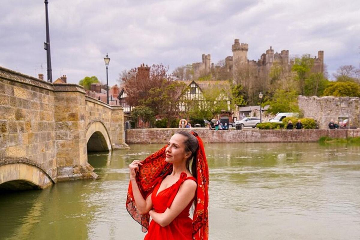 una donna in un vestito rosso in piedi accanto a un ponte