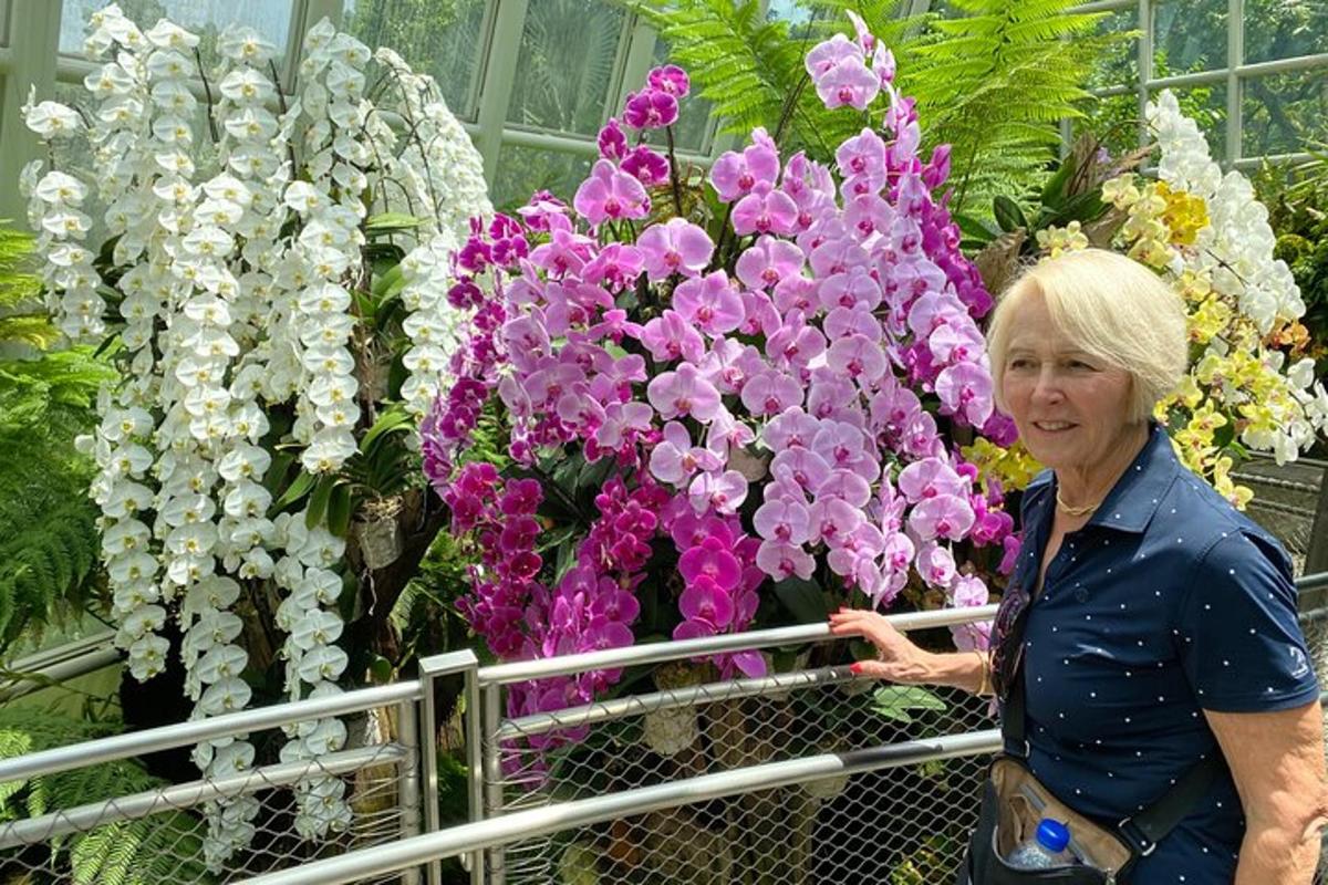 uma mulher em pé em frente a uma exposição de flores