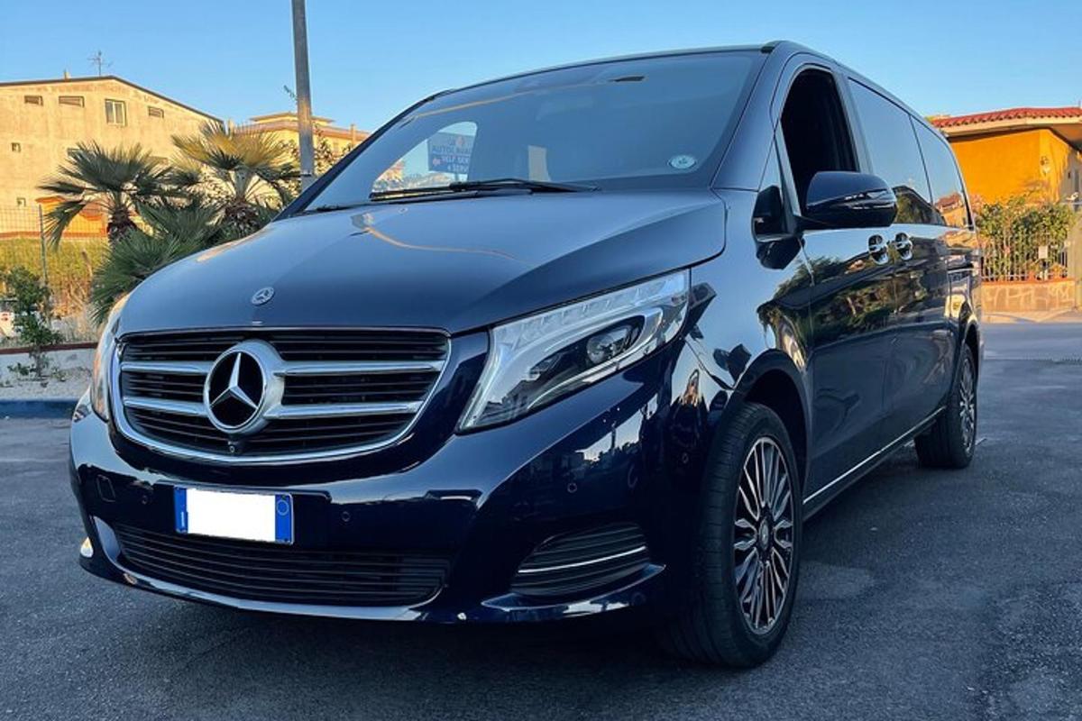 Mercedes-Benz -auto pysäköitynä pysäköintialueelle